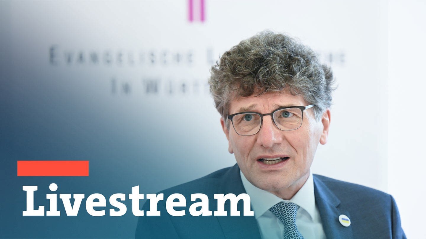 Der Ulmer Dekan Ernst-Wilhelm Gohl spricht bei einer Pressekonferenz über seine Wahl zum neuen Landesbischof der evangelischen Landeskirche in Württemberg. (Foto: dpa Bildfunk, picture alliance/dpa | Bernd Weißbrod | Fotomontage SWR)