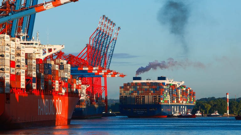 Das Containerschiff CMA CGM Zheng He (r) der Reederei CMA CGM legt am Containerterminal Eurogate im Waltershofer Hafen an.  (Foto: dpa Bildfunk, picture alliance/dpa | Christian Charisius)