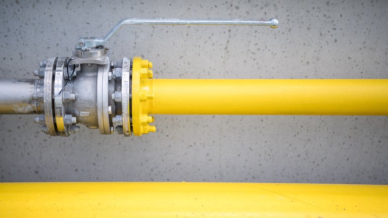 Eine gelbe Leitung für Erdgas führt über das Gelände des Gaskraftwerkes Gaisburg. (Foto: dpa Bildfunk, picture alliance/dpa | Sebastian Gollnow (Symbol))