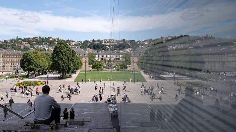Der Schlossplatz spiegelt sich in der Scheibe des Kunstmuseums. (Foto: dpa Bildfunk, picture alliance/dpa | Edith Geuppert)