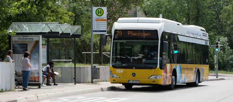 Ein Brennstoffzellen-Hybridbus der Stuttgarter Straßenbahnen AG (SSB) fährt in Stuttgart (Baden-Württemberg) an einer Bushaltestelle.  (Foto: dpa Bildfunk, picture alliance / dpa | Marijan Murat)