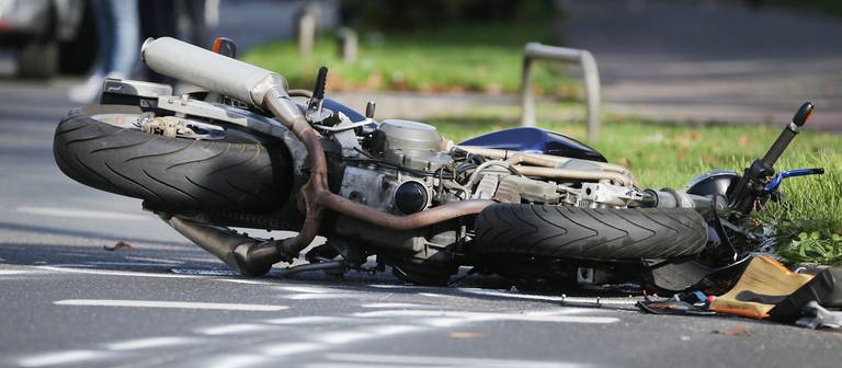 Symbolbild: Motorrad liegt nach einem Unfall auf der Straße (Foto: dpa Bildfunk, picture alliance/dpa | David Young)