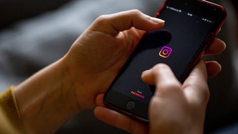 Auf dem Bildschirm eines Smartphones sieht man das Logo der App Instagram (Foto: dpa Bildfunk, picture alliance/dpa | Fabian Sommer)