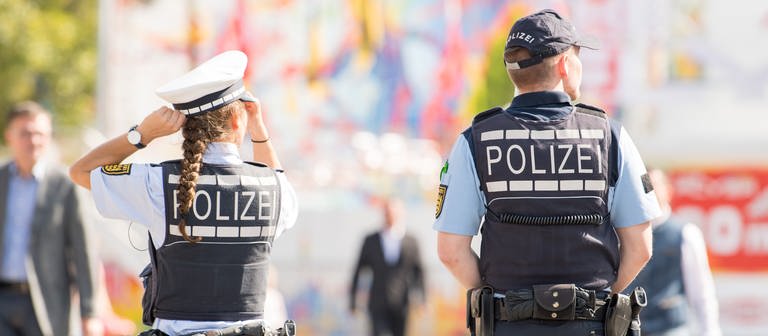 Polizeibeamte in Stuttgart. Die Polizei in Baden-Württemberg benötigt mehr Personal. (Foto: dpa Bildfunk, picture alliance / Sebastian Gollnow/dpa | Sebastian Gollnow)