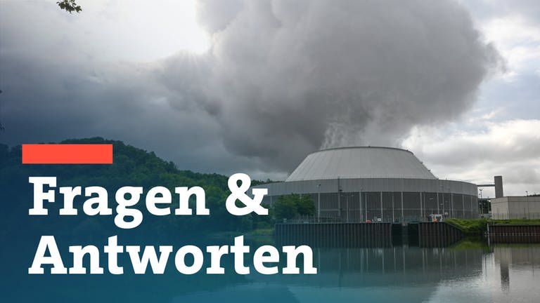 Im Vordergrund steht: Fragen und Antworten. Im Hintergrund ist das Atomkraftwerk Neckarwestheim zu sehen. (Foto: dpa Bildfunk, Picture Alliance)