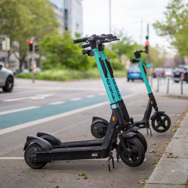 E-Scooter stehen an der Theodor-Heuss-Straße in der Stuttgarter Innenstadt auf speziell für sie angelegten Parkplätzen. (Foto: dpa Bildfunk, picture alliance/dpa | Christoph Schmidt)