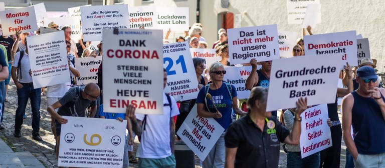 Anhängerinnen und Anhänger der "Querdenken"-Bewegung protestierten in Konstanz. (Foto: dpa Bildfunk, picture alliance/dpa | Philipp von Ditfurth)