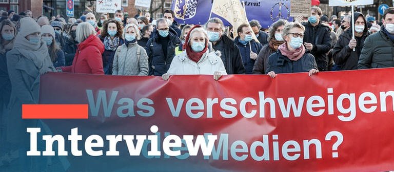 Demonstranten gehen hinter einem Transparent mit der Aufschrift "Was verschweigen die Medien?". (Foto: dpa Bildfunk, picture alliance/dpa | Markus Scholz | Collage: SWR)