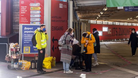 Geflüchtete aus der Ukraine am Hauptbahnhof in Stuttgart. (Foto: IMAGO, IMAGO / Arnulf Hettrich)