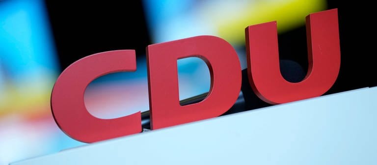 Symbolbild der CDU mit Buchstaben, Logo und Themenbild der Partei. (Foto: IMAGO, IMAGO / Political-Moments)