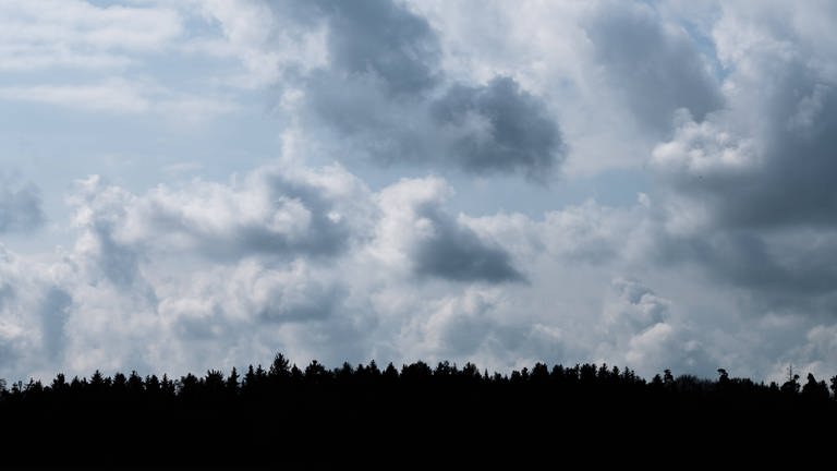 Dunkle Wolken ziehen am Himmel zusammen. (Foto: IMAGO, IMAGO / Silas Stein)