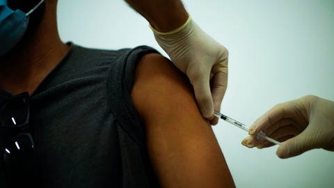  Ein Mann wird in einem medizinischen Zentrum von einem Arzt gegen Affenpocken geimpft.  (Foto: dpa Bildfunk, picture alliance/dpa/AP | Francisco Seco (Symbolbild))