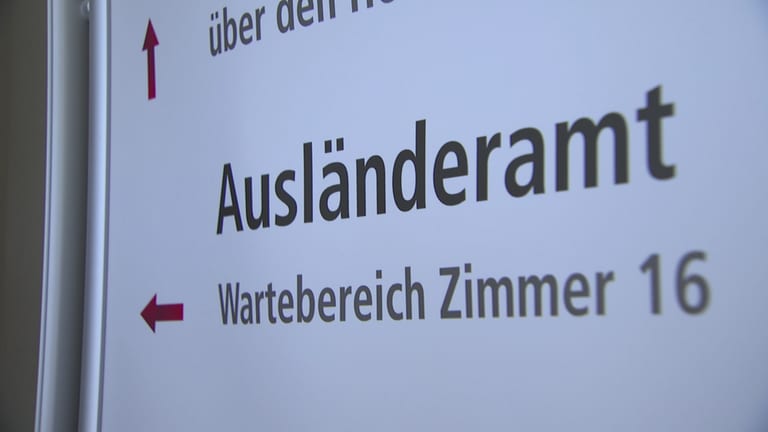 Ein Schild mit der Aufschrift "Ausländeramt" (Foto: SWR)