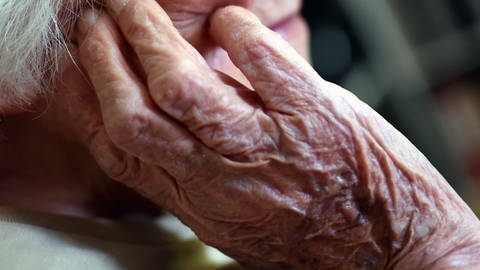 Die Hände einer alten Frau. (Foto: dpa Bildfunk, picture alliance / dpa | Britta Pedersen)