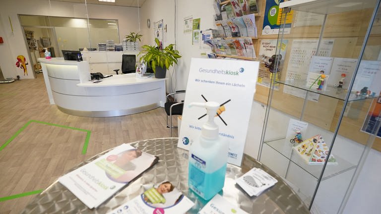 Blick in den Gesundheitskiosk mit Tresen und Prospekten an den Wänden (Foto: picture-alliance / Reportdienste, Marcus Brandt)