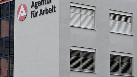 "Agentur für Arbeit" steht an der Fassade eines Jobcenters. (Foto: dpa Bildfunk, picture alliance/dpa/dpa-Zentralbild | Martin Schutt)