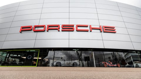 Ein Porsche-Schriftzug ist am Firmensitz in Stuttgart-Zuffenhausen auf einem Gebäude zu sehen. (Foto: dpa Bildfunk, Christoph Schmidt)