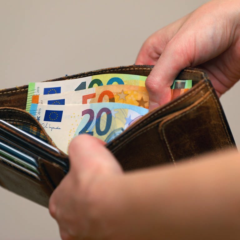 Eine Frau zählt ihre Geldscheine ihrem Portemonnaie. (Foto: dpa Bildfunk,  pressefoto_korb | Micha Korb)