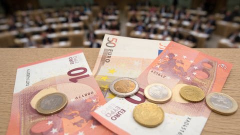 Geld liegt in Stuttgart im Landtag von Baden-Württemberg auf einer Balustrade.  (Foto: dpa Bildfunk, picture alliance / Franziska Kraufmann/dpa | Franziska Kraufmann)