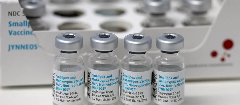 Leere Ampullen mit dem Impfstoff von Bavarian Nordic (Imvanex  Jynneos) gegen Affenpocken stehen im Klinikum in einer Schachtel auf einem Tisch. (Foto: dpa Bildfunk, picture alliance/dpa | Sven Hoppe)