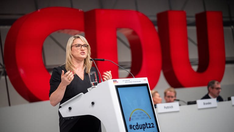 Christina Stumpp, neue stellvertretende CDU Generalsekretärin, spricht beim CDU Bundesparteitag. (Foto: dpa Bildfunk, picture alliance/dpa | Michael Kappeler)