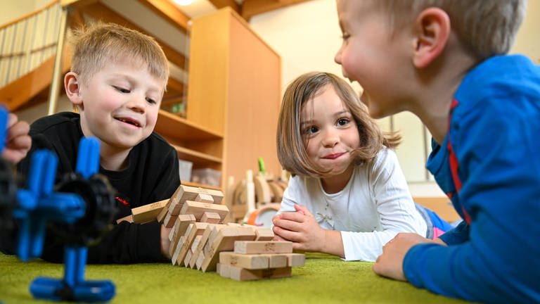 Kinder spielen in einem Kindergarten mit Bauklötzen (Archiv). (Foto: dpa Bildfunk, picture alliance/dpa | Felix Kästle)