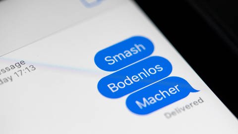 Die Favoriten für das Jugendwort des Jahres - "smash", "bodenlos" und "Macher" als SMS.  (Foto: dpa Bildfunk, picture alliance/dpa | Fabian Sommer)