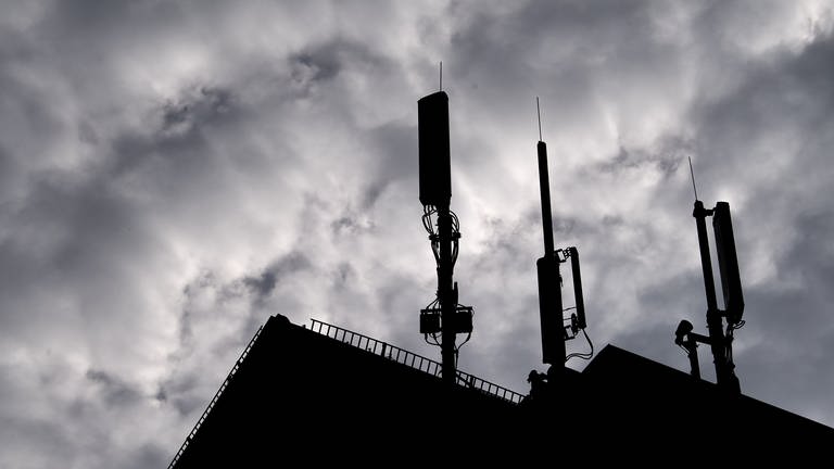 Mobilfunkmasten stehen auf einem Wohnhaus in Stuttgart. (Foto: dpa Bildfunk, picture alliance / Sebastian Gollnow/dpa | Sebastian Gollnow)