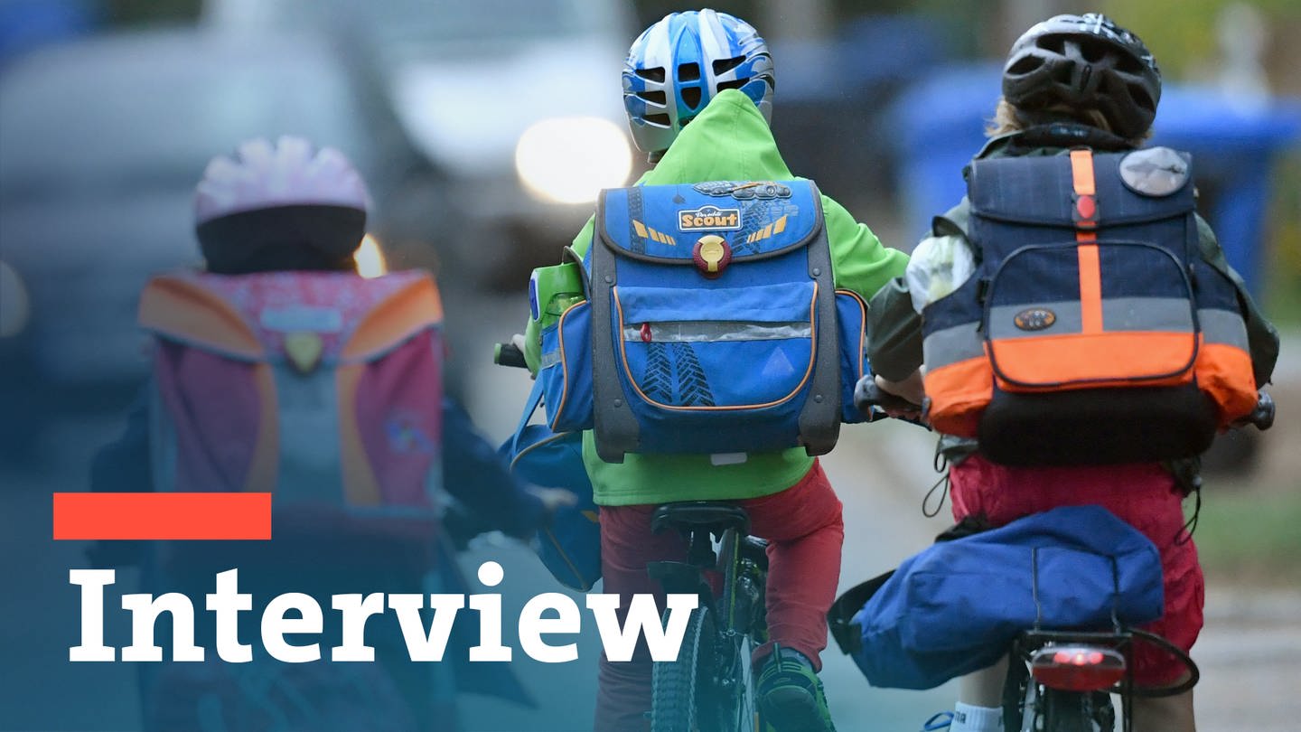 Kinder sind mit dem Fahrrad unterwegs zur Schule. Man sieht drei Kinder auf ihrem Fahrrad von hinten. (Foto: dpa Bildfunk, picture alliance/dpa/dpa-Zentralbild | Ralf Hirschberger - Montage: SWR)