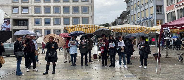 Auf dem Stuttgarter Markplatz demonstrieren im Regen Frauen und Männer für mehr Rechte von Frauen im Iran.  (Foto: SWR)