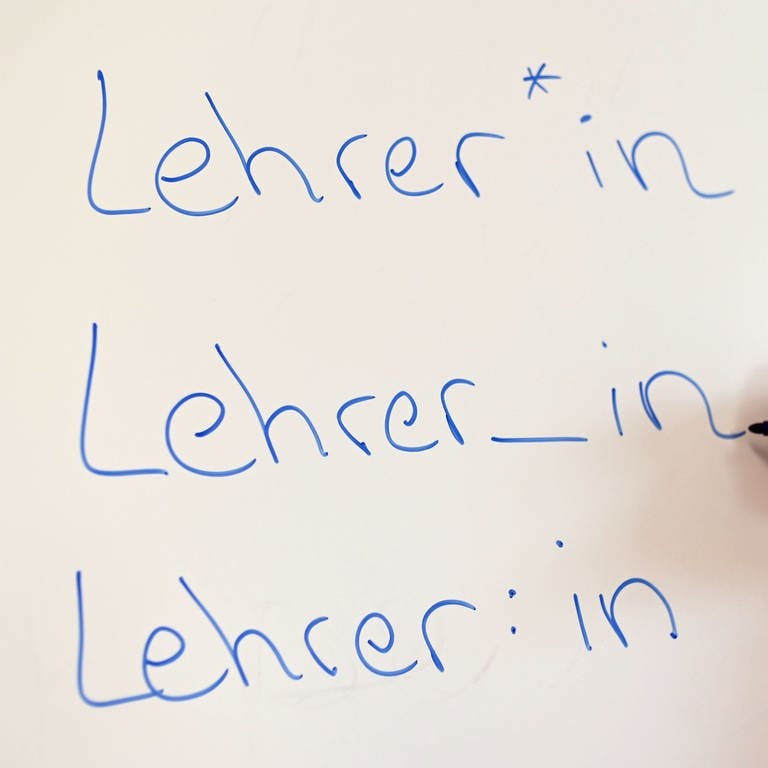 In der Volkshochschule (VHS) Karlsruhe steht an einem Whiteboard das Wort Lehrer in verschiedenen Gender-Schreibweisen.