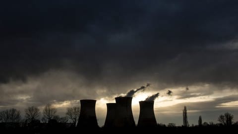 Vier Kühltürme des Atomkraftwerks Bugey östlich von Lyon in Frankreich im Gegenlicht.  (Foto: dpa Bildfunk, picture alliance / AP Images | Laurent Cipriani)