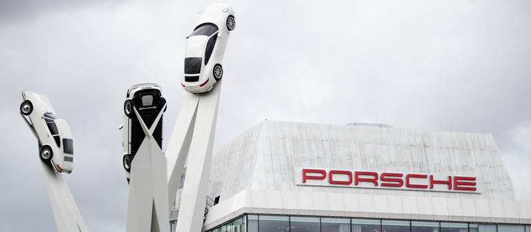 Graue Wolken ziehen über den Porsche-Firmensitz in Stuttgart-Zuffenhausen hinweg.  (Foto: dpa Bildfunk, picture alliance/dpa | Christoph Schmidt)