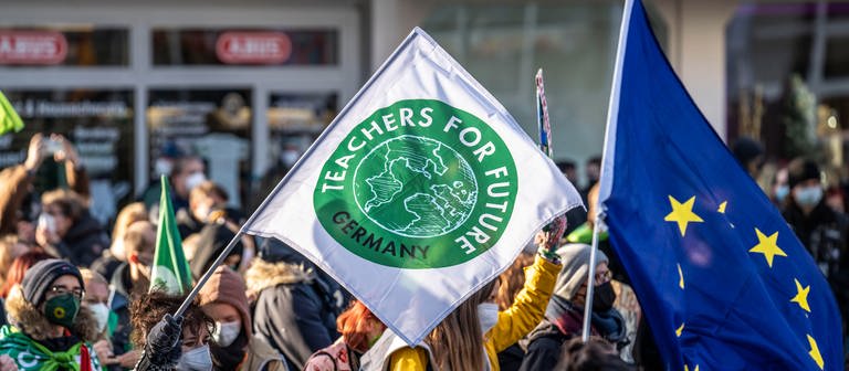 Eine Fahne mit der Aufschrift Teachers for Future auf einer Demo (Foto: dpa Bildfunk, picture alliance / Jochen Tack | Jochen Tack)
