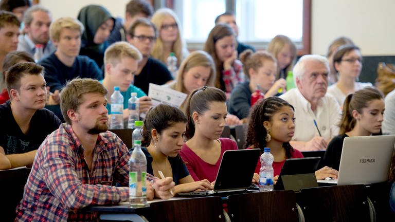 Studenten der Politikwissenschaft sitzen in einerm Hörsaal der Uni Freiburg