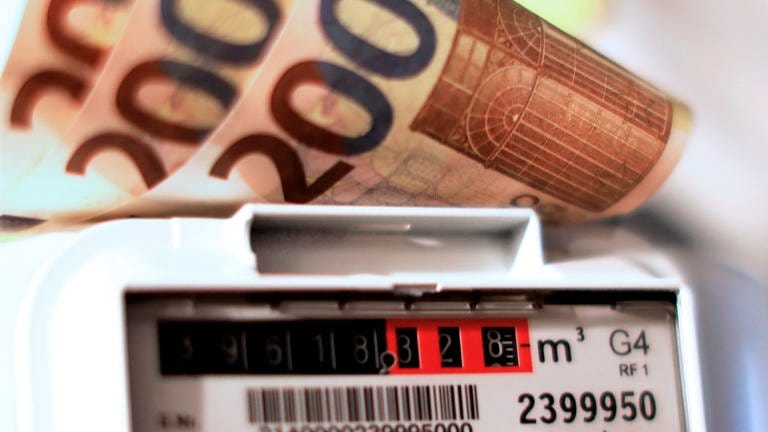 200-Euro-Scheine liegen auf einem Gaszähler. (Foto: dpa Bildfunk, picture alliance / Laci Perenyi | Laci Perenyi)