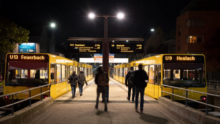Menschen steigen im morgendlichen Berufsverkehr in eine Stuttgarter U-Bahn. (Foto: dpa Bildfunk, picture alliance/dpa | Bernd Weißbrod)