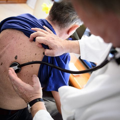 Stuttgart: Ein Arzt untersucht seinen Patienten in einer Arztpraxis.  (Foto: dpa Bildfunk, picture alliance/dpa | Sina Schuldt)