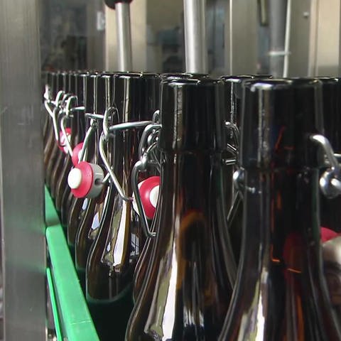 Bierflaschen in Brauerei (Foto: SWR)
