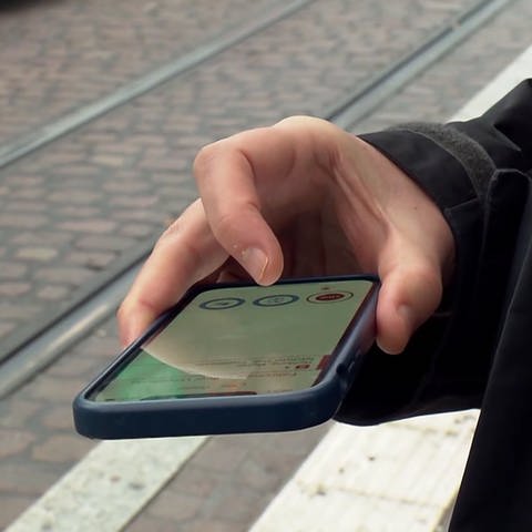 Mann mit Smartphone in der Hand (Foto: SWR)