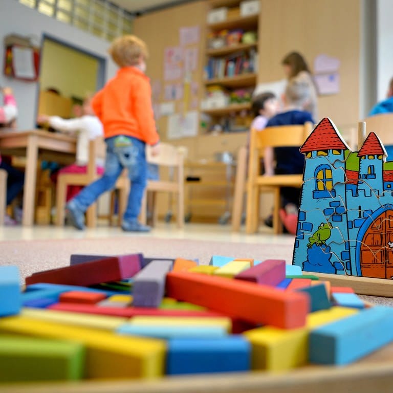 Spielzeug liegt in einer Kindertagesstätte auf dem Boden (Foto: dpa Bildfunk, picture alliance/dpa | Monika Skolimowska)