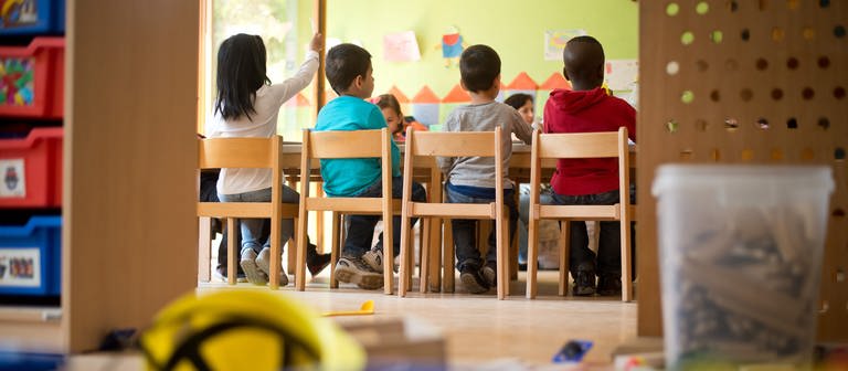 Kindergartenkinder sitzen an einem Tisch in Stuttgart (Baden-Württemberg) in einer Kindertagesstätte. (Foto: dpa Bildfunk, picture alliance / dpa | Daniel Naupold)