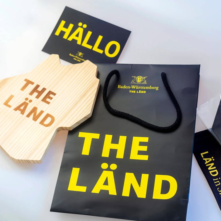 Kampagne des Landes Baden-Württemberg mit Werbematerial im Merchandising-Shop. (Foto: IMAGO, IMAGO / Arnulf Hettrich)