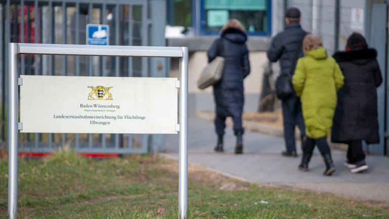 Geflüchtete betreten die Landeserstaufnahmestelle für Flüchtlinge (LEA) un Ellwangen (Ostalbkreis). (Foto: dpa Bildfunk, picture alliance/dpa | Stefan Puchner)