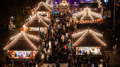 Weihnachtsmarkt mit Buden und Lichtern (Foto: dpa Bildfunk, picture alliance/dpa | Christoph Schmidt)