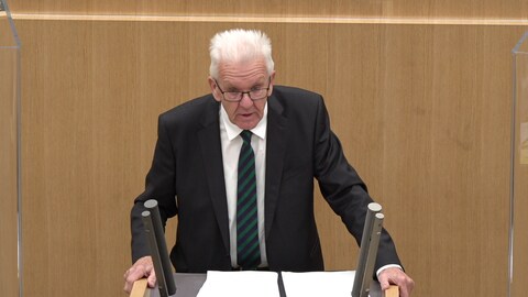 Ministerpräsident Winfried Kretschmann (Grüne) hält eine Regierungserklärung im Landtag (Foto: SWR)