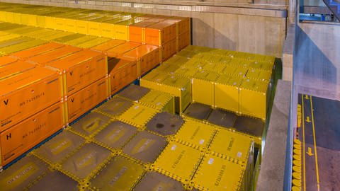 Endlagerfähige Container mit radioaktivem Abfall stehen gestapelt am 06.05.2015 in Einer Halle im Zwischenlager der Wiederaufarbeitungsanlage Karlsruhe (WAK) in Eggenstein-Leopoldshafen (Baden-Württemberg).  (Foto: dpa Bildfunk, Wolfram Kastl)