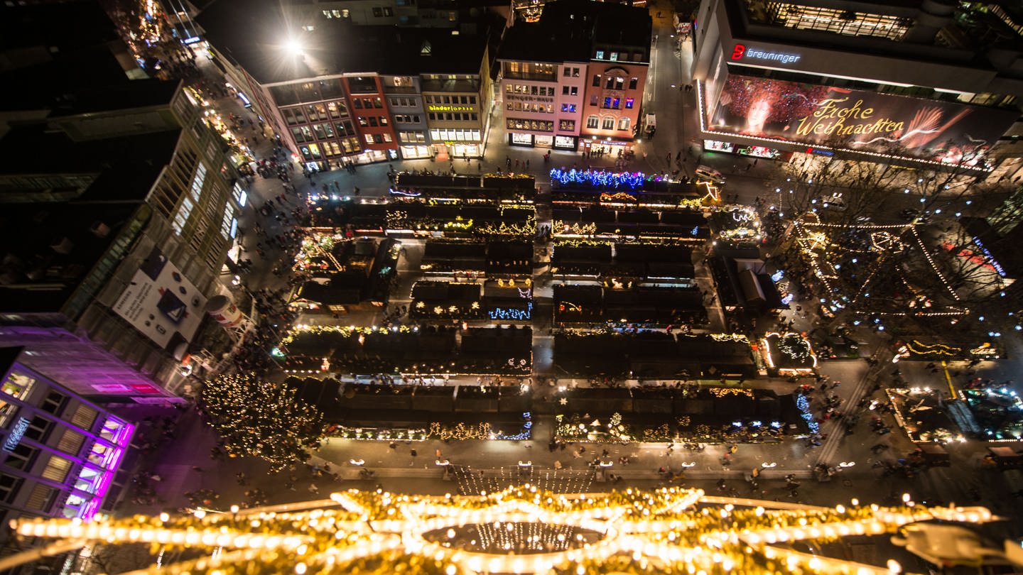 Der beleuchtete Stuttgarter Weihnachtsmarkt am Abend auf dem Rathausplatz von oben (Foto: dpa Bildfunk, picture alliance / Lino Mirgeler/dpa | Lino Mirgeler)