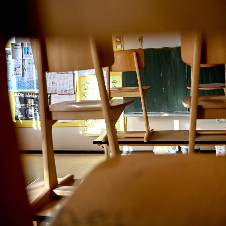 Stühle sind in einem Klassenzimmer in der Grundschule hochgestellt. (Foto: dpa Bildfunk, picture alliance/dpa/dpa-Zentralbild | Britta Pedersen)