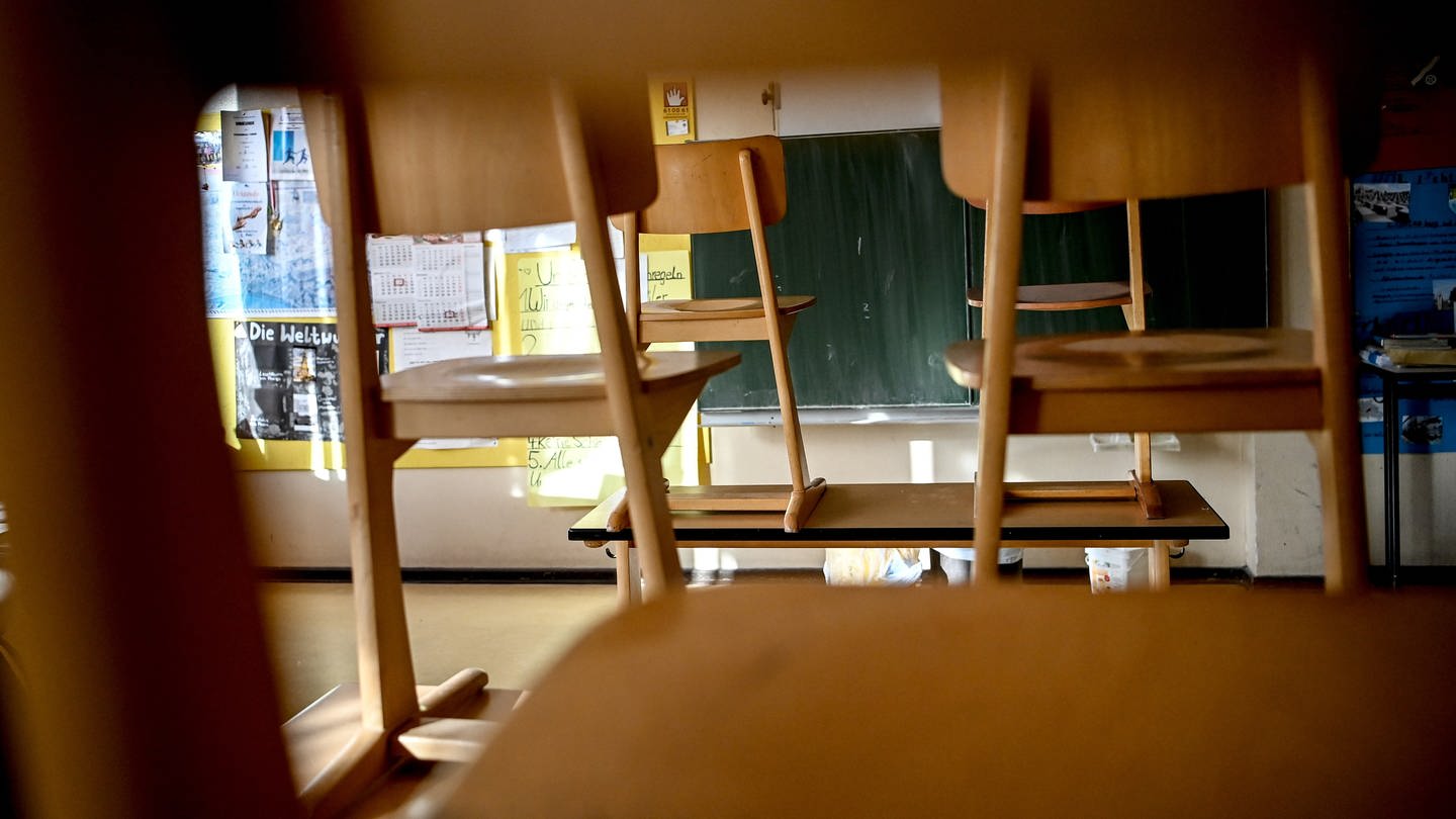 Stühle sind in einem Klassenzimmer in der Grundschule hochgestellt.